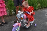 Agnes testar motorcykeln